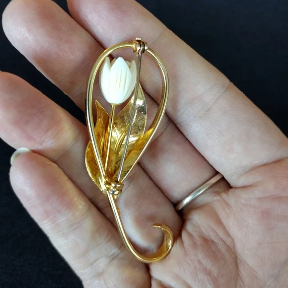 Floral Gold and White Brooch - Picture 6 of 9